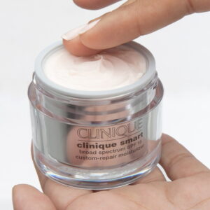 ⁦مرطب كلينيك سمارت للاصلاح SPF15⁩ - الصورة ⁦2⁩